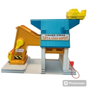 Vintage Fisher Price: 1976 Little People Lift and Load Depot